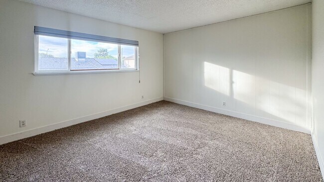 Building Photo - Move-In Ready 3-Bedroom with Pool / Lawn and Pool Service Included!