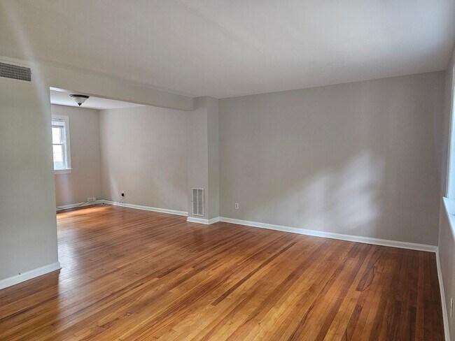 Building Photo - NEW LISTING!!!! Dont Miss Out
