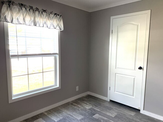 Building Photo - 147 Woodland Dr