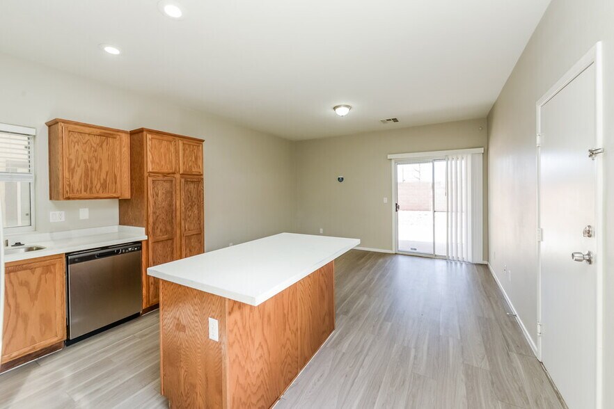 Building Photo - 3520 Terraza Mar Ave