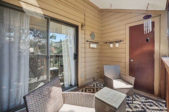 Building Photo - Cozy & Spacious 2BR Top-Floor Condo in Lakewood