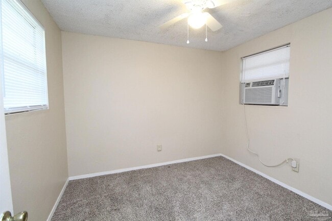 Building Photo - 5 Edgewood Cir