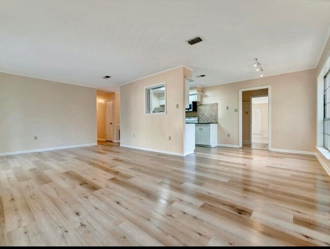 Building Photo - 1529 Shelton Dr