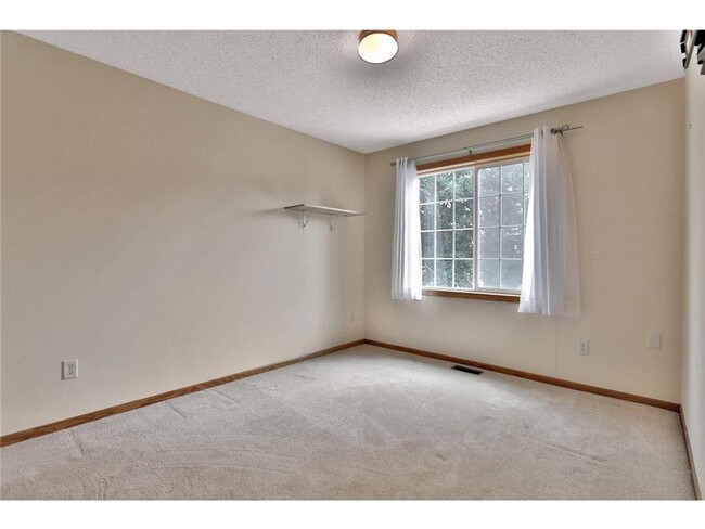 Building Photo - Awesome 2 bed townhouse in forest lake!! A...