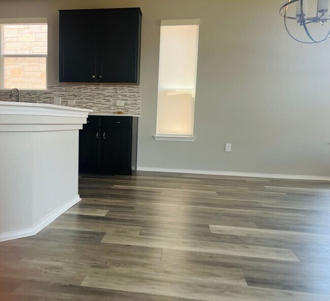 Building Photo - Tech Ridge Area Gem – Nearly 3,000 Sq Ft o...