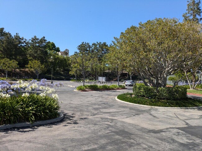 Building Photo - Charming 1Bd Upstairs Condo w/ Den & Garage