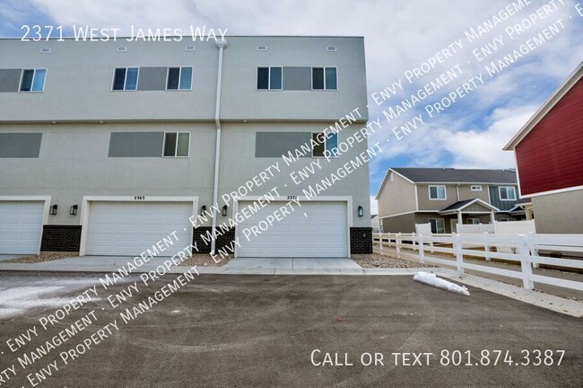 Building Photo - Modern 3 Bed, 2.5 Bath Home with Stainless...