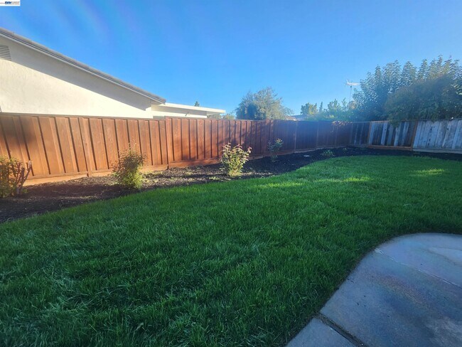 Building Photo - 1829 Rosetree Ct