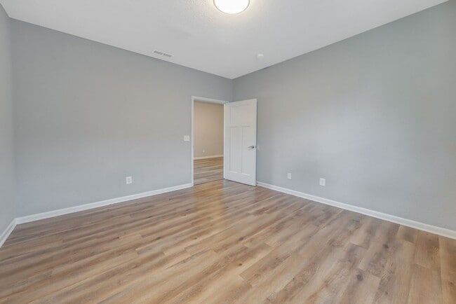 Building Photo - 3 BED, 1.5 BATH DUPLEX IN TUSCOLA