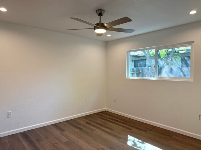 Building Photo - Fully Renovated 2 bed 1 bath !!