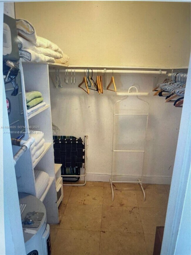 Building Photo - 100 Sunrise Dr