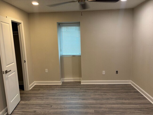 Building Photo - (OTR)4116Delaw