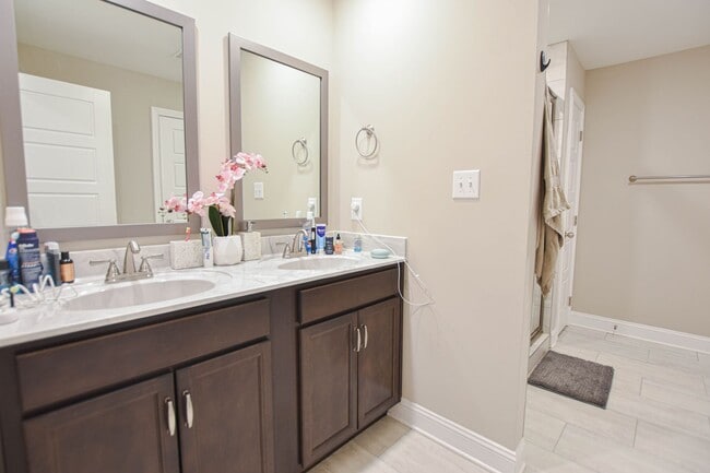 Building Photo - Pet Friendly Three Bedroom!