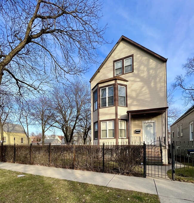 Building Photo - 2155 N Kilbourn Ave