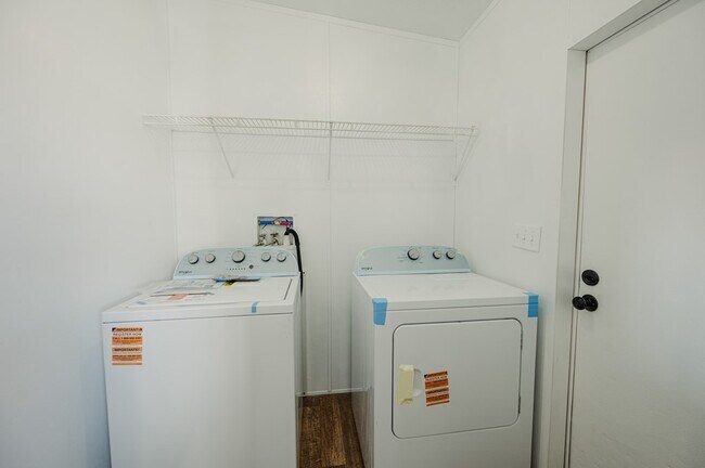 Building Photo - 2423 N Redondo Ave