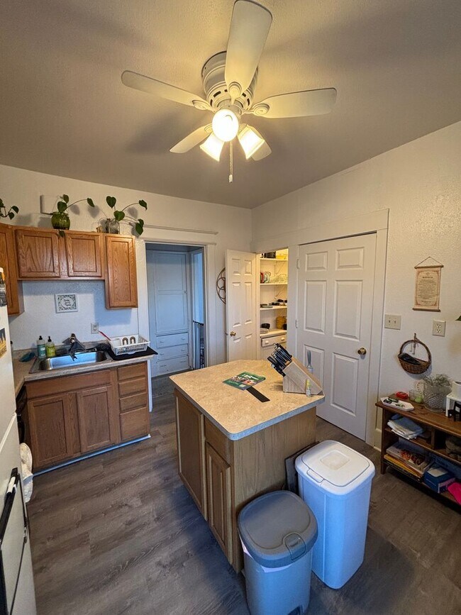 Building Photo - 122-124 E Lloyd