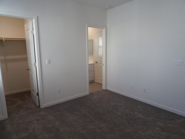 Building Photo - 4BR 3BA two-story condo with 2 Car Attached Garage