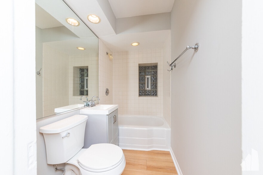 Building Photo - 2334 N Southport Ave