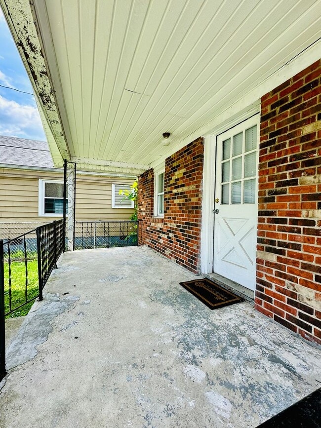Building Photo - Updated FOUR bedroom home in South Louisville