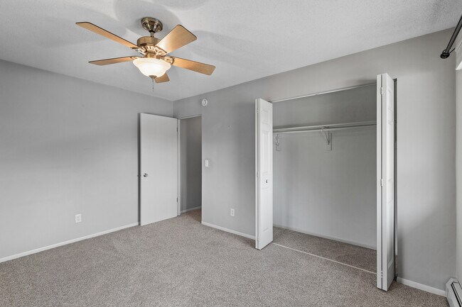 Building Photo - Rosco Apts-2720