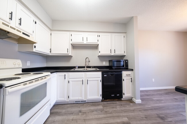 Building Photo - 4108 S Meadowlark Rd