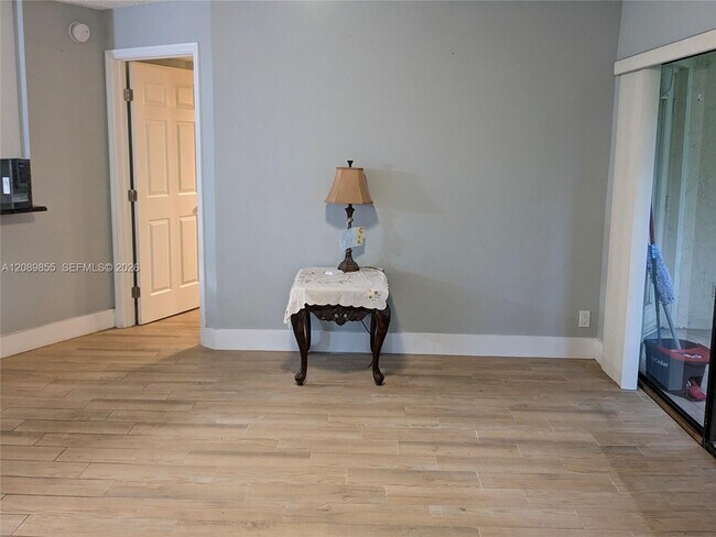 Building Photo - 9999 Summerbreeze Dr