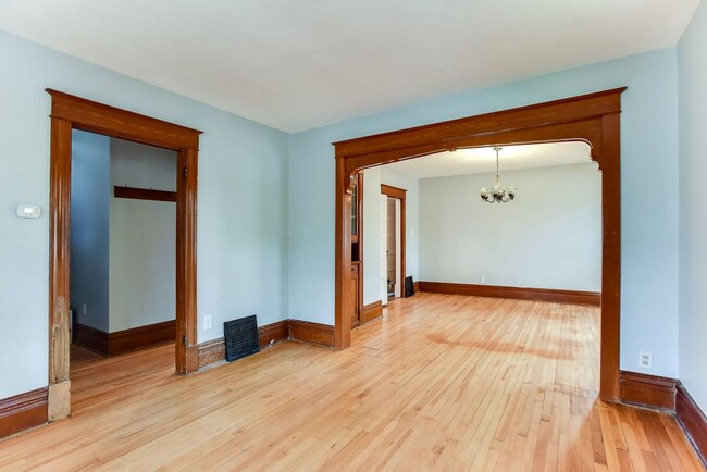 Building Photo - Renovated 3 Bedroom 2 bathroom house. Superb Master suite.