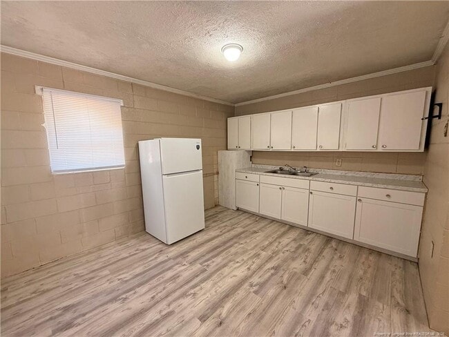 Building Photo - 425 Squirrel St