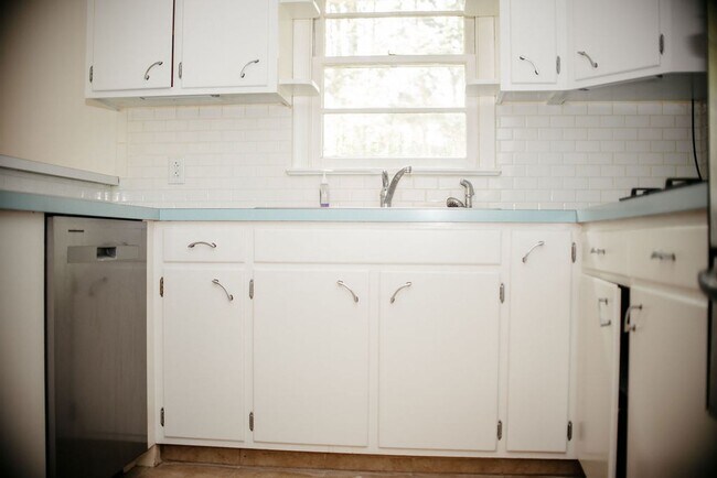 Building Photo - 425 Spring Dr