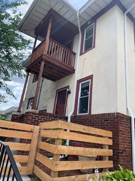 Building Photo - 817 Laurel Ave