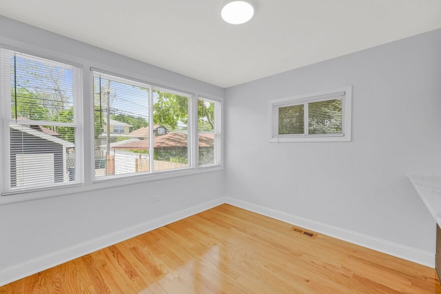 Building Photo - 1115 N Taylor Ave