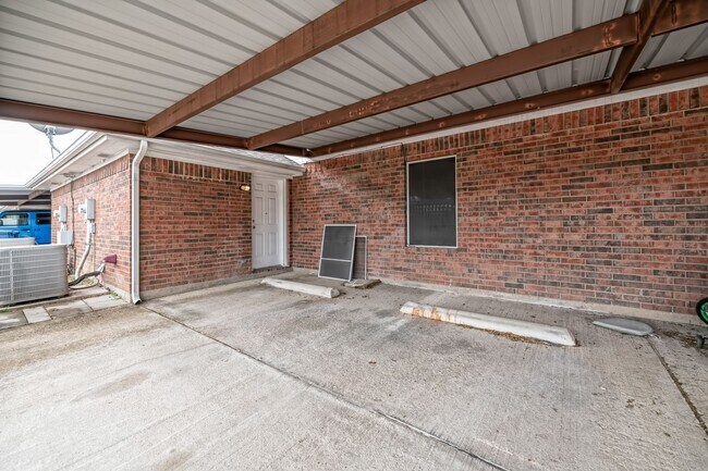 Building Photo - Spacious Townhome in Midway ISD