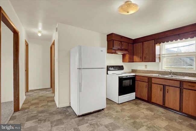 Building Photo - 105 W Main St