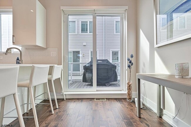 Building Photo - 112 S Weymouth Ave