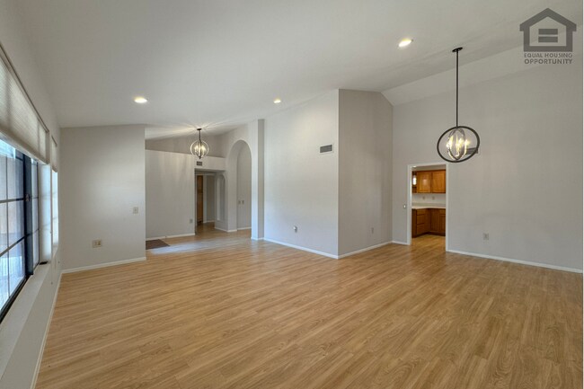 Building Photo - 17211 N Desert Glen Dr