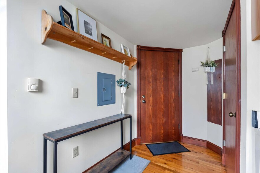 Building Photo - 402 W Dayton St