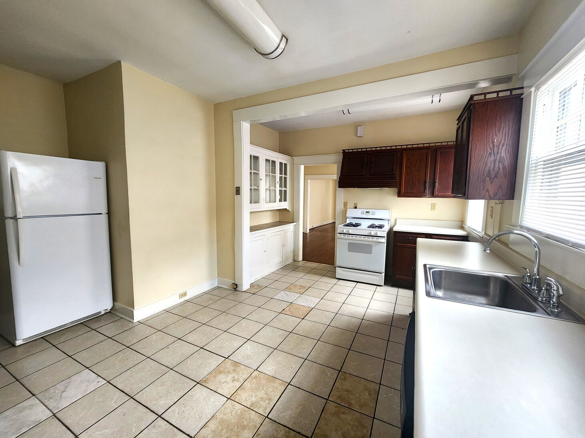 Building Photo - 513 10th Ct S