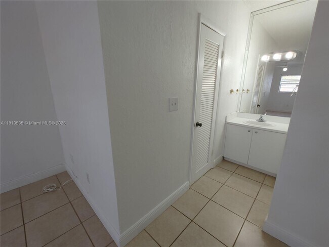 Building Photo - 1305 W 53rd St