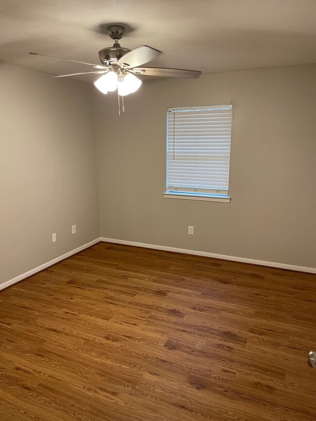 Building Photo - 825 San Saba Dr