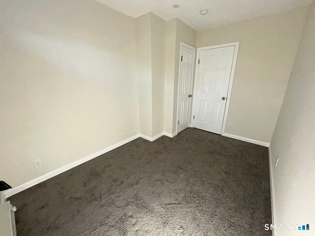 Building Photo - 2 Broad St