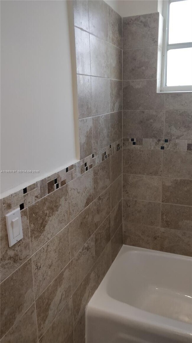 Building Photo - 1975 NE 135th St