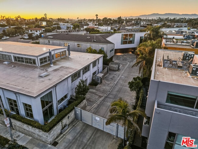 Building Photo - 2100 Abbot Kinney Blvd