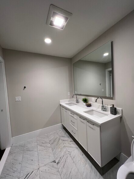 Building Photo - 214 Market St