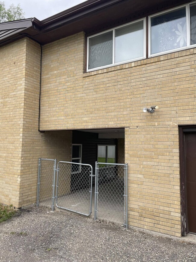 Building Photo - This adorable & newly remodeled 2 bed/1 ba...