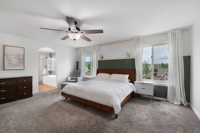 Building Photo - Elegant Mountain-View Retreat in Stone Cro...