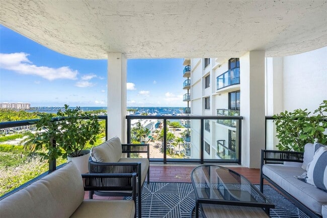 Building Photo - 2575 S Bayshore Dr