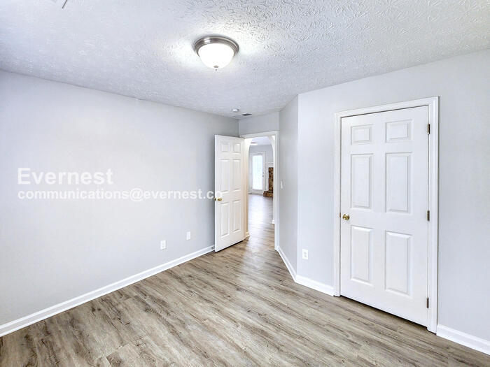 Building Photo - 707 Cloverdale Dr