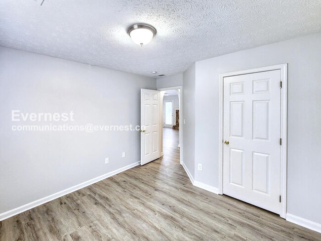 Building Photo - 707 Cloverdale Dr