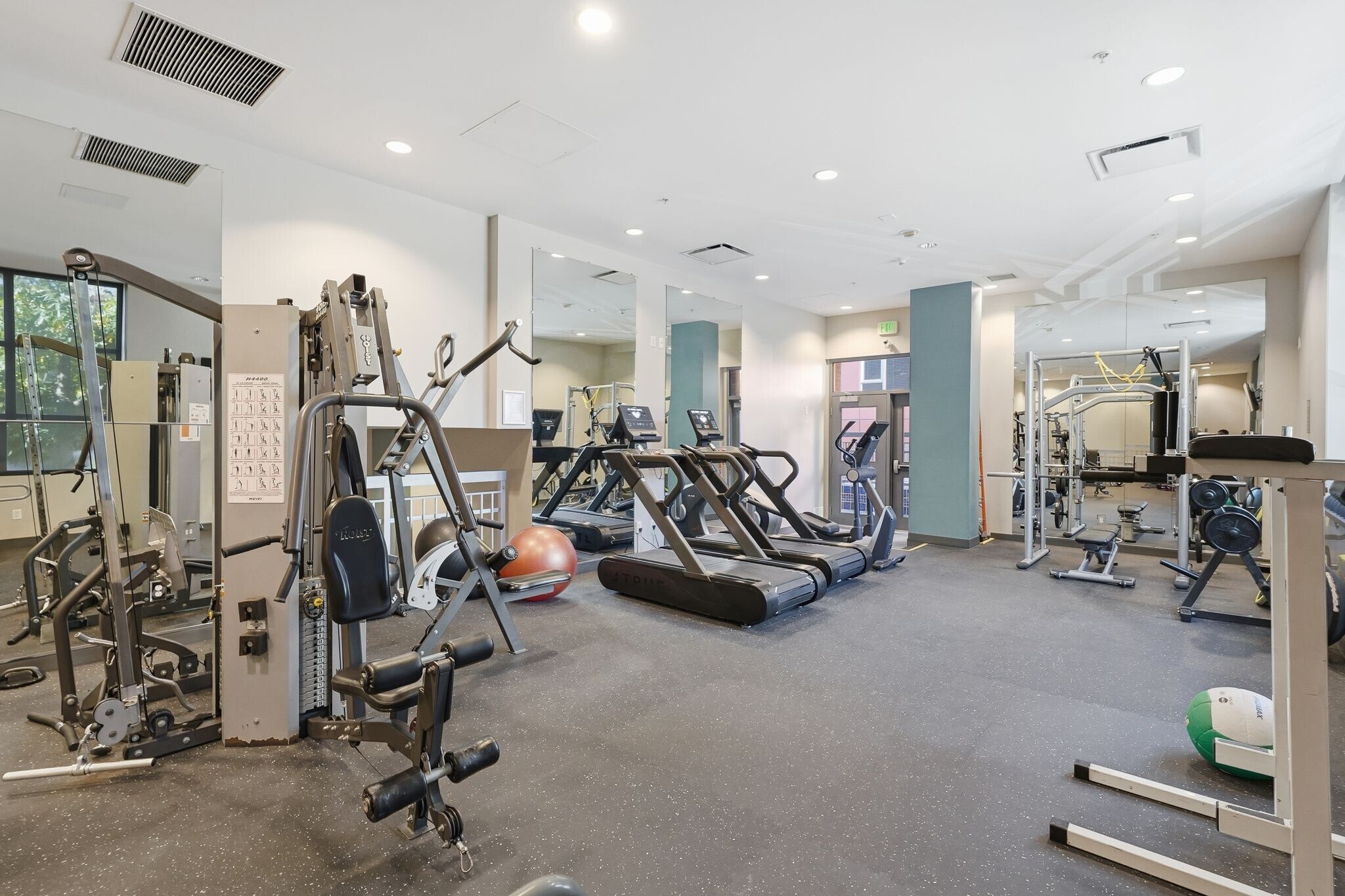 Building Photo - 300 W Beech St