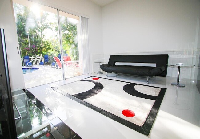 Building Photo - 661 Lake Wellington Dr